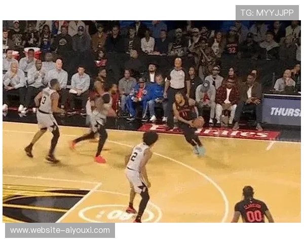 马祖拉暂停布置两套战术，豪瑟发球手递手助怀特关键投篮